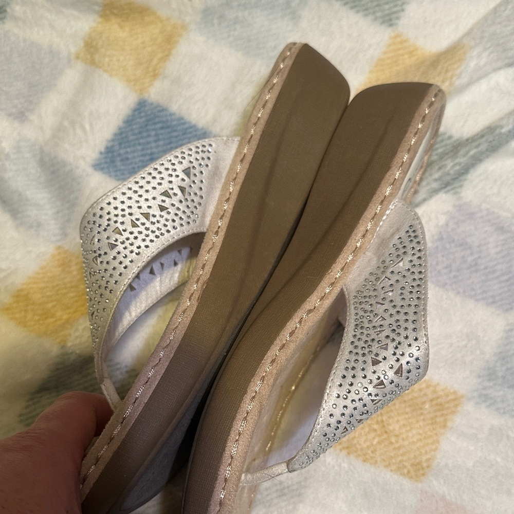 Elegant Silver and Tan Women's Slip On Sandals size 9 M - Picture 7 of 8